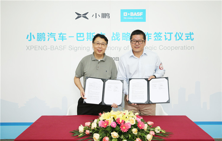 小鹏汽车汽车技术中心副总经理郭东风(左)与巴斯夫大中华区业务与市场发展全球高级副总裁郑大庆博士(右) 签署战略合作框架协议 据了解,此次小鹏汽车与巴斯夫的战略合作,双方总共达成6大与整车制造相关材料的意向合作项目,会集中在整车车身、底盘NVH、动力、以及内外饰等多个应用部位。其中,双方更有意共同开发用于电动技术所用的高性能材料产品,包括电池模块、驱动模块、电控模块及自动驾驶模块等所用的高性能材料,实现小鹏汽车所一直秉持的高续航、高安全、高效率及智能化目标。同时,通过量身定制的创新解决方案,双方希望能共同