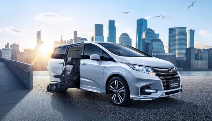 奥德赛(ODYSSEY)锐混动福祉车 奥德赛(ODYSSEY)锐混动福祉车搭载Honda全新第三代i-MMD双电机混动系统,能在EV行驶模式、混合动力行驶模式以及发动机行驶模式三种模式间无缝切换,百公里综合油耗低至5.8L。在实际试驾中,i-MMD混动系统在市区拥堵路段的实测油耗低至4.4L/100km。 奥德赛(ODYSSEY)锐混动福祉车的i-MMD双电机系统由一台2.